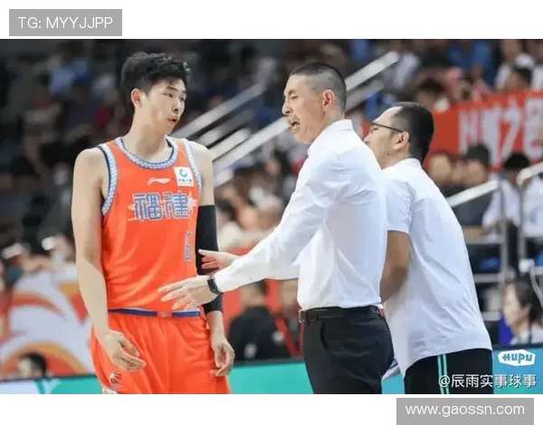 CBA福建篮球队教练是否涉足足球？